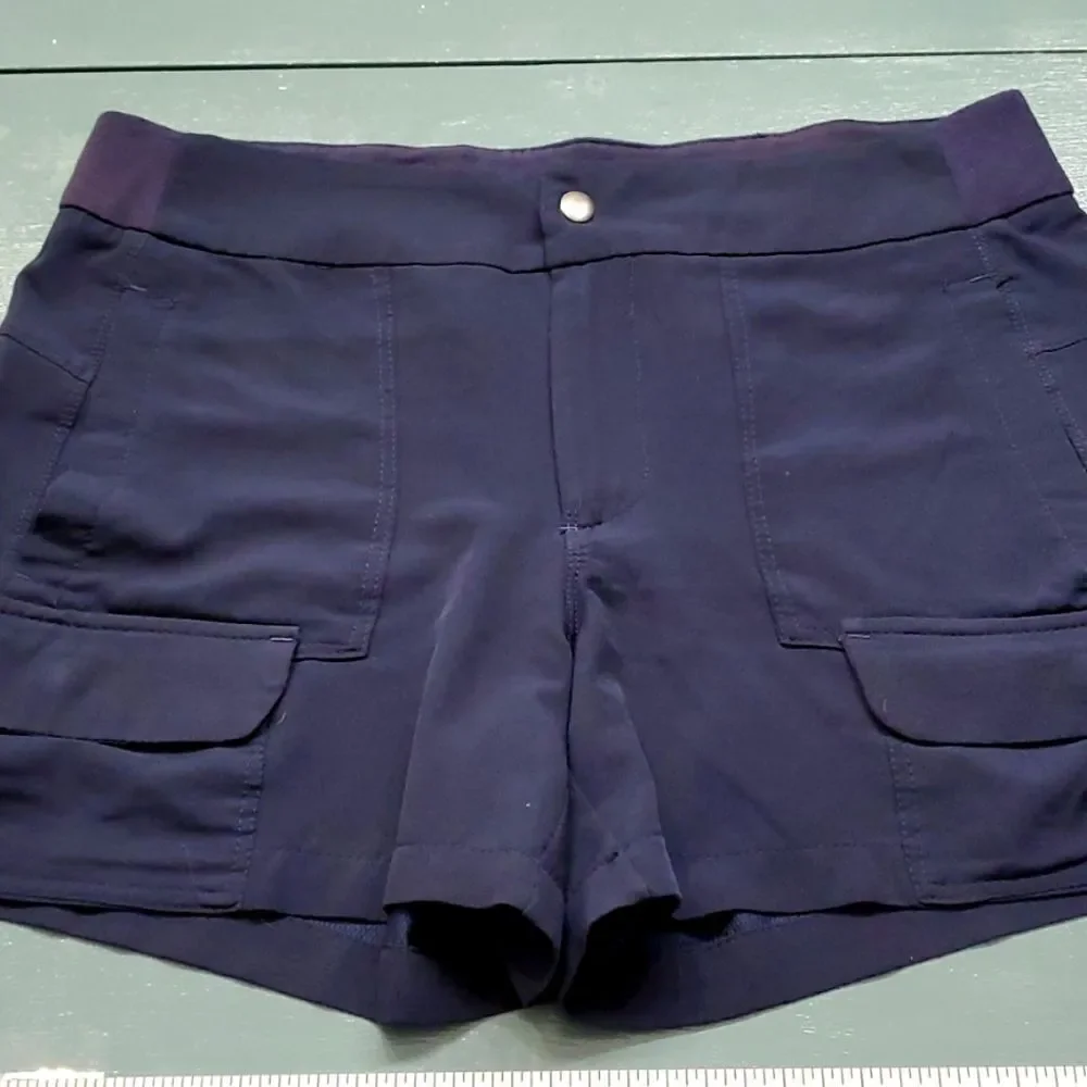 Navy blue shorts, by Brisas. Size small. Pockets. Good used condition.‎